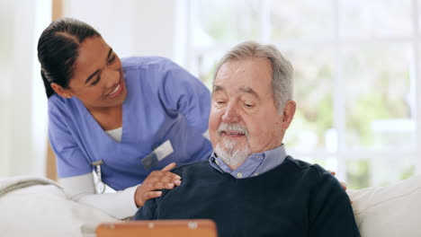 Mujer-Feliz,-Enfermera-Y-Ancianos-Cuidan-Para-Recibir-Apoyo