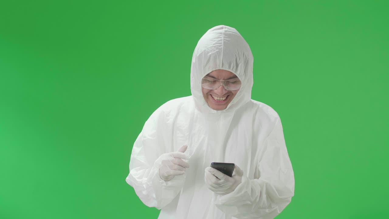 Orang dengan Perlengkapan Pelindung Menggunakan Ponsel Pintar