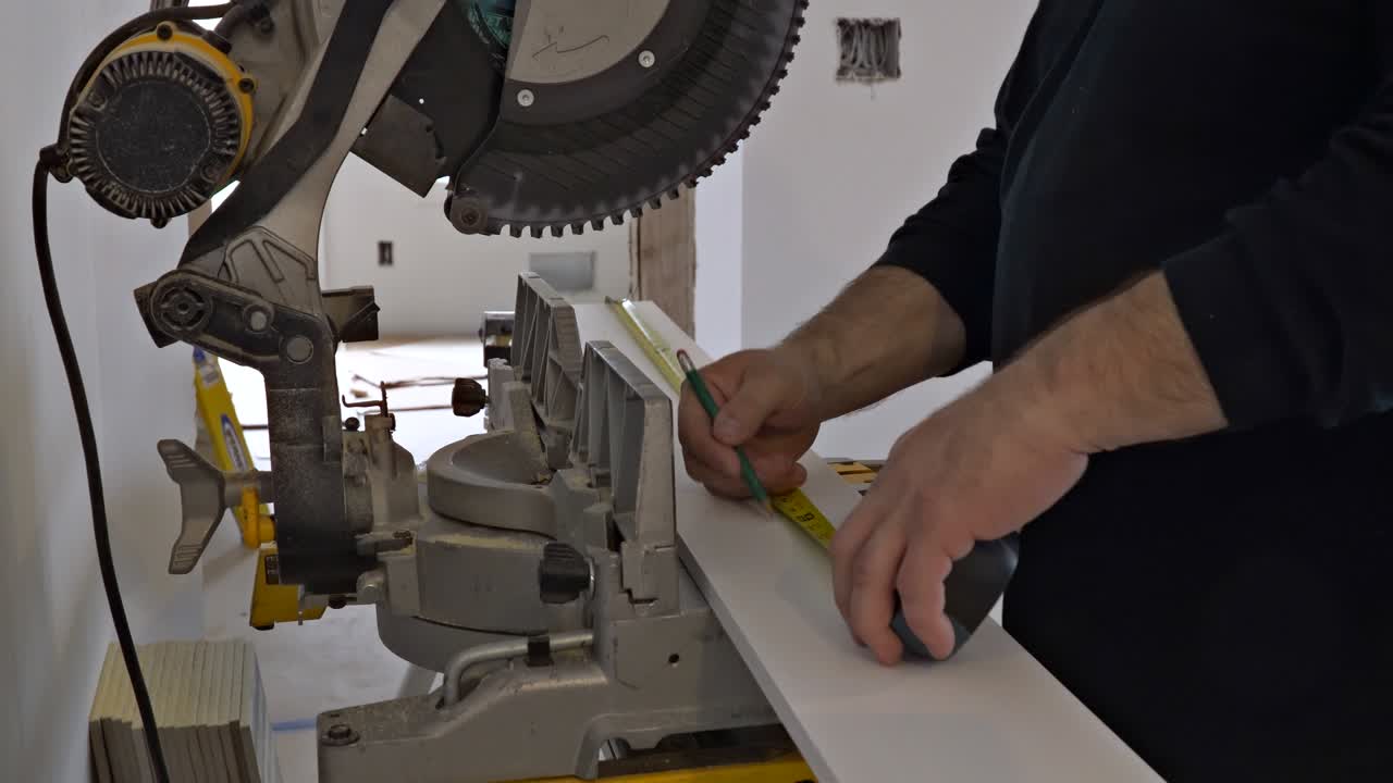 contratista que utiliza una sierra circular para cortar un nuevo molde para la renovación.