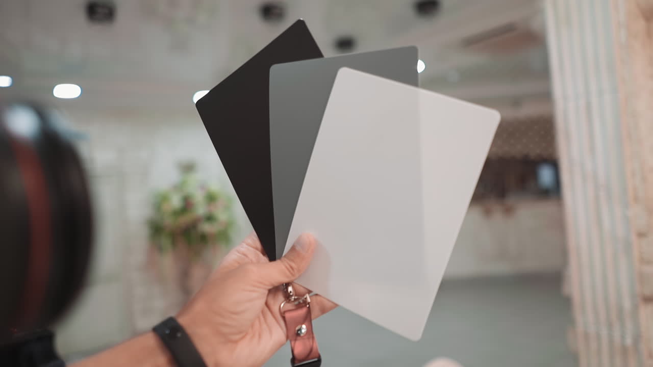 el camarógrafo ajusta el equipo con herramientas especiales en el rodaje