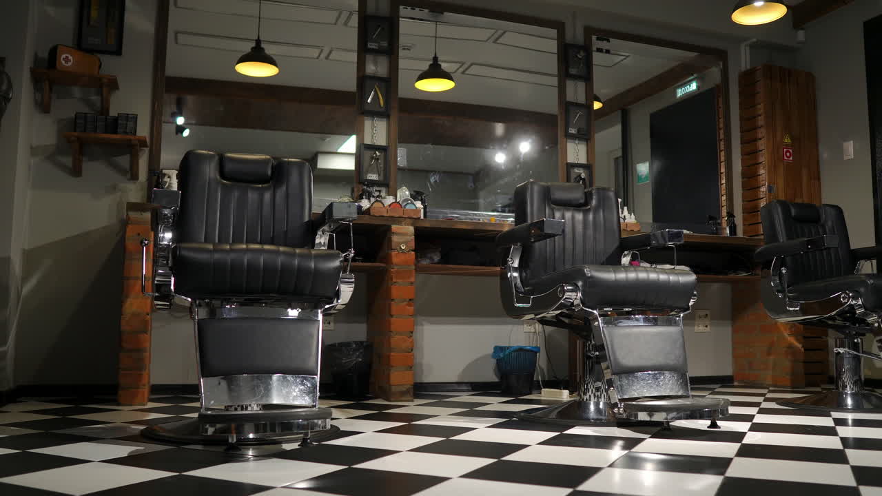 La telecamera sullo Steadicam mostra l'interno di una barberia dal design curato.