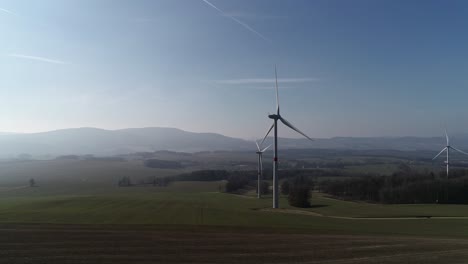 Molinos-De-Viento-Con-Una-Hermosa-Luz-En-La-República-Checa---Toma-Aérea