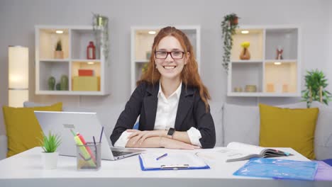 Home-Office-Mitarbeiterin-Lächelt-In-Die-Kamera.