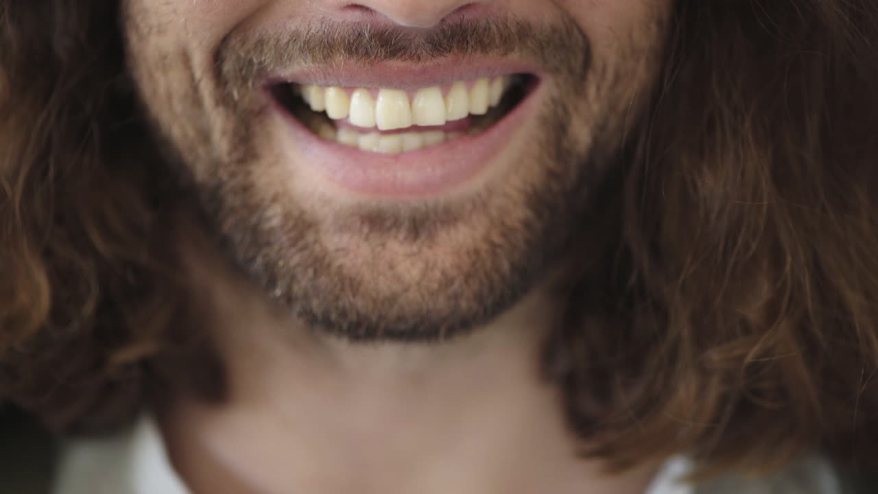 hombre de cerca boca sonriente dientes felices hombre barbudo con cabello largo