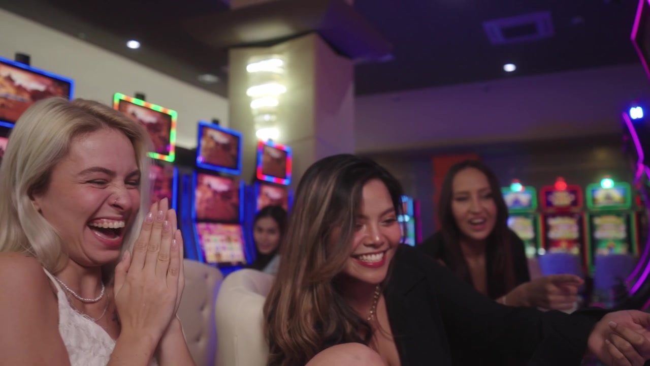 Filmato lifestyle che mostra cinque donne che partecipano a giochi da casinò e si godono insieme un'esperienza di gioco divertente