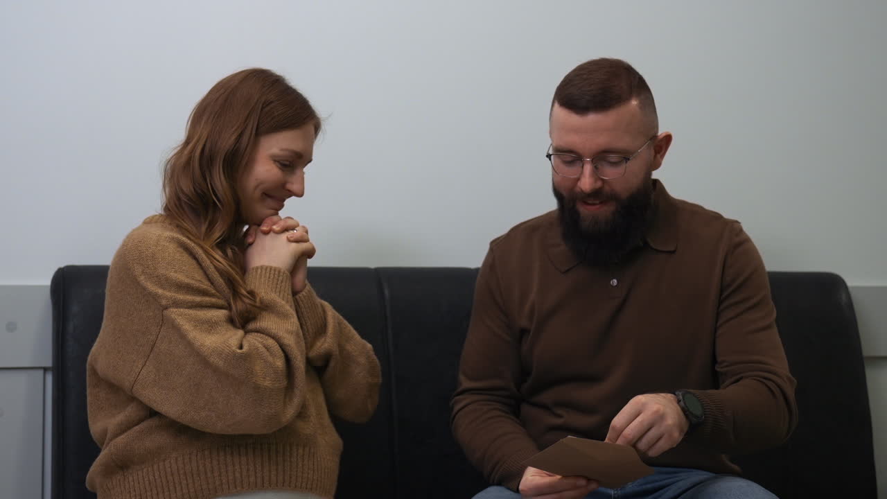 hombre abriendo el sobre