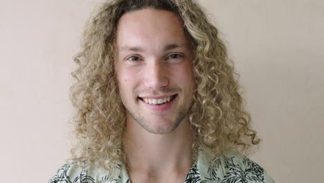 hombre joven guapo sonriente retrato de hombre atractivo pelo rubio rizado