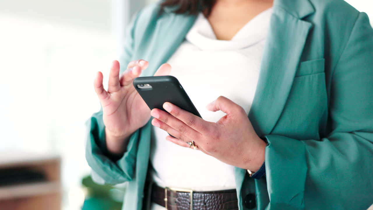 manos, teléfono y mecanografía en línea para la comunicación