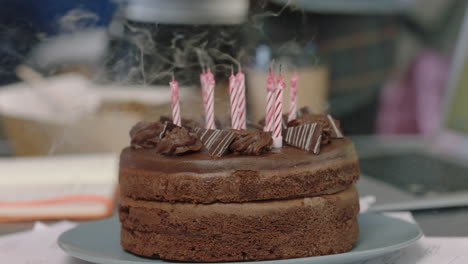 gente de negocios celebrando una fiesta de cumpleaños usando un teléfono inteligente tomando fotos de pastel de chocolate soplando velas disfrutando de una feliz celebración en la oficina en un lugar de trabajo alegre