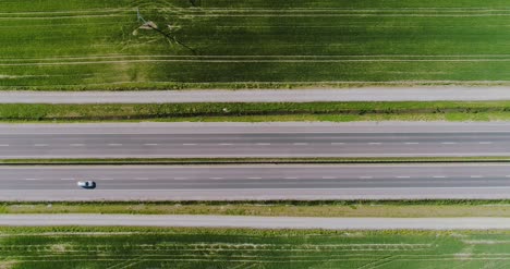 Vista-Aérea-De-La-Carretera-Que-Pasa-El-Coche-6