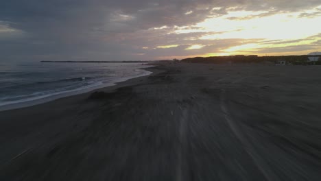 Puesta-De-Sol-En-La-Playa,-Una-Tarde-Con-Paz,-Vuelo-De-Drones,-Albania