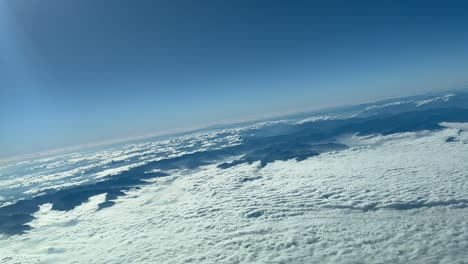 impresionante punto de vista del piloto durante un giro a la derecha volando cerca de la frontera franco-italiana sobre las montañas de los alpes a 12000 metros de altura