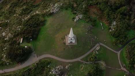 Killiney-Hill,-Dublin,-Irland,-Sonnenuntergang,-Januar-2020,-Drohnenausleger-Nach-Unten-Zum-Obelisken