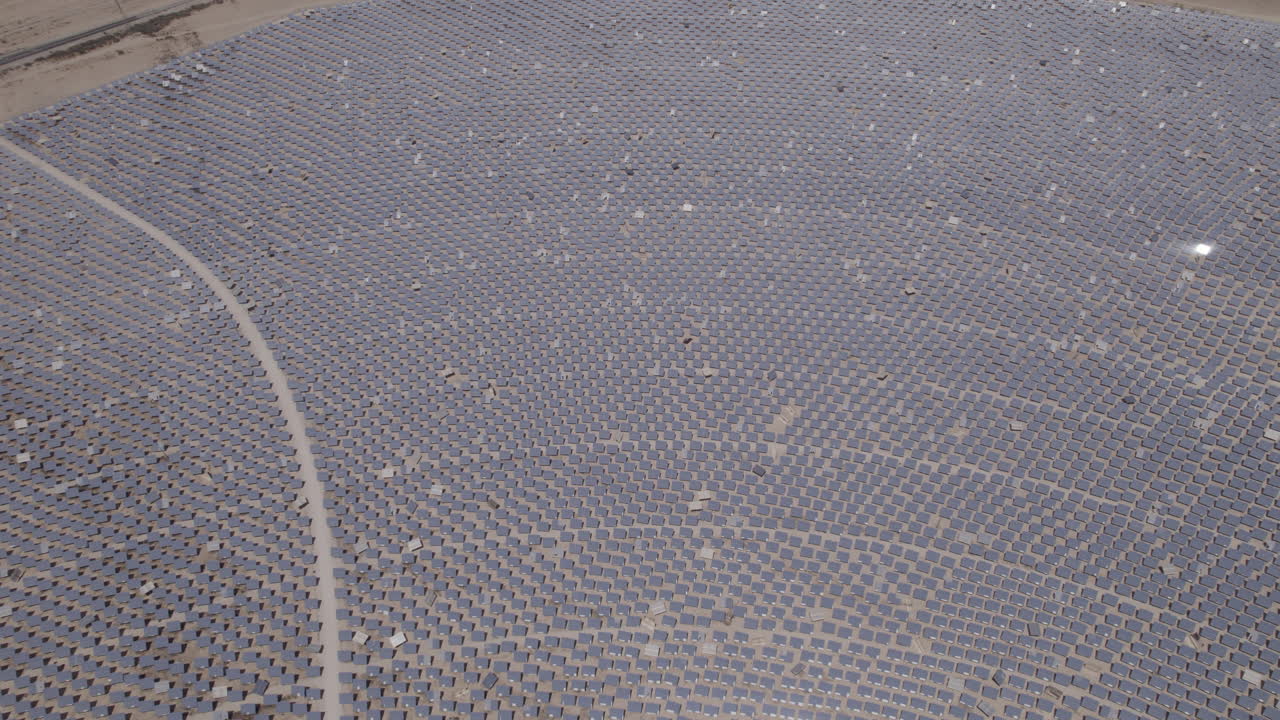 태양광 발전소에서 수백 개의 거울을 항공 촬영한 드론-1