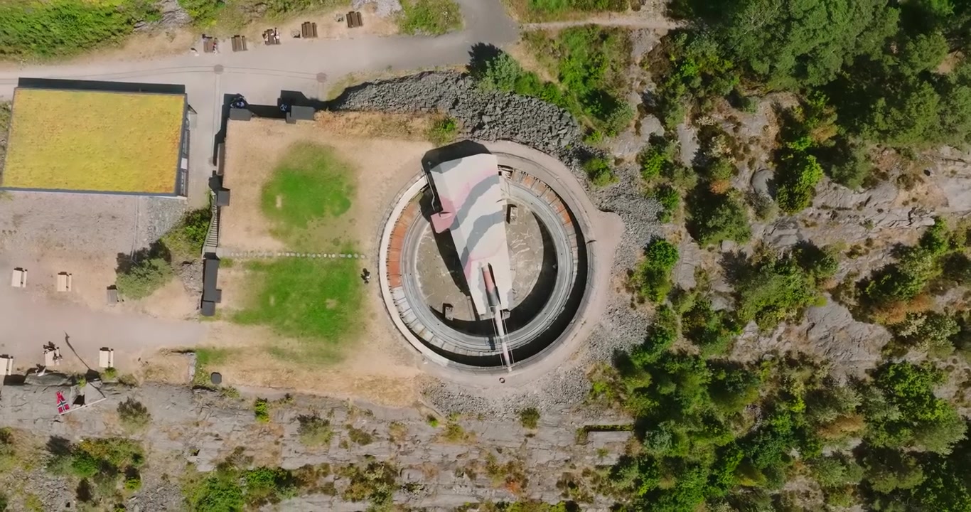 Vista aerea della batteria di cannoni costieri di Forte Møvik vicino a Kristiansand, Norvegia, di giorno.