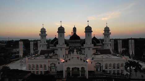 - la mezquita de baiturrahman al amanecer