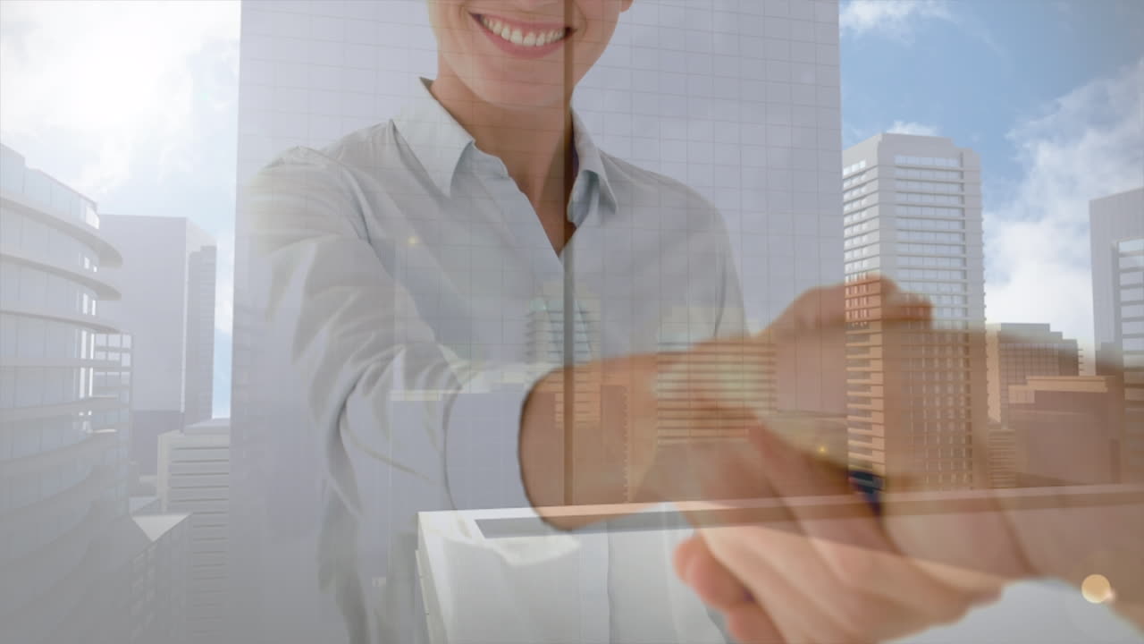animación de una mujer de negocios caucásica estrechando la mano con un colega y un edificio moderno en verano