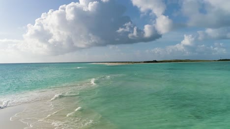 panorama aéreo del banco de arena inundado de cayo de agua, rotación de la cámara 180 grados lado derecho, sin gente