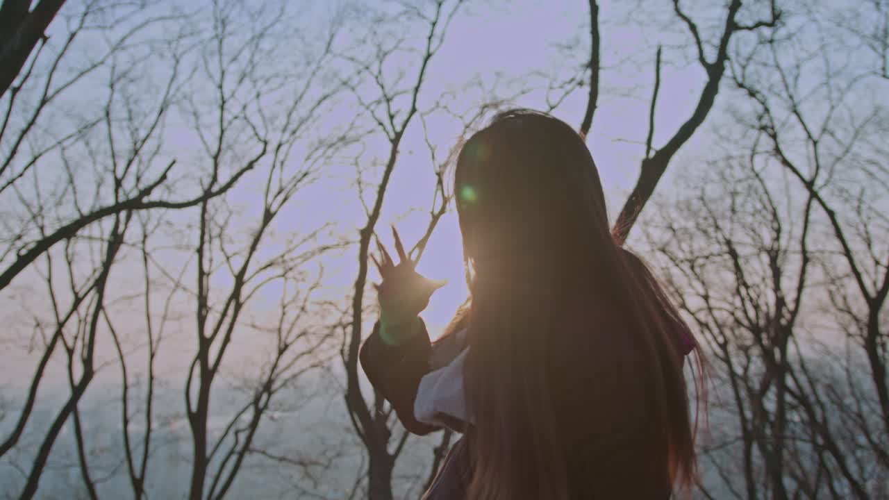 아름 다운 사랑스러운 귀여운 아시아 한국 중국 일본 여자 여자 여자 모델 햇빛 산에 야외에서 카메라에 행동