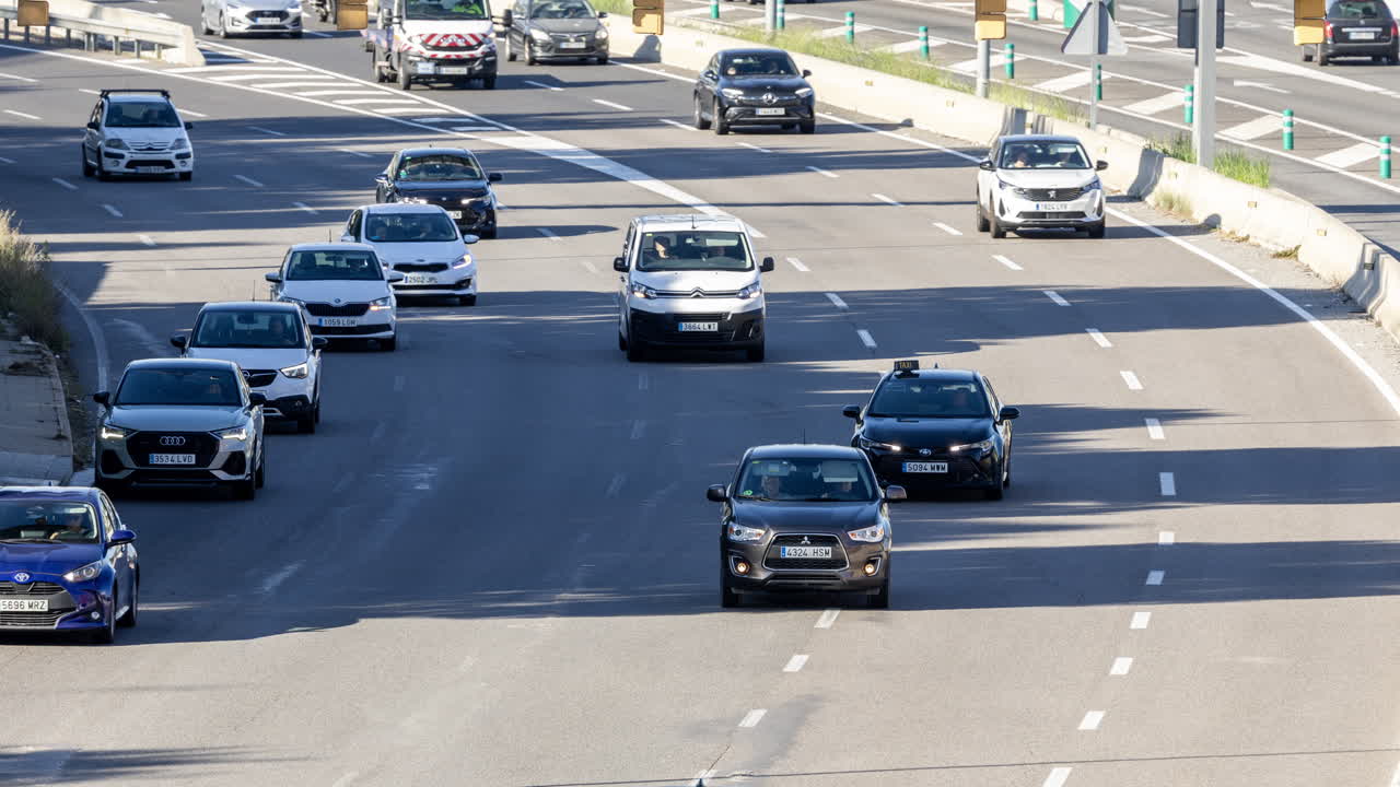 저녁 퇴근 시간 바르셀로나 고속도로의 교통 흐름 타임랩스