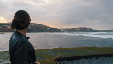 Foto-De-Una-Mujer-De-Mediana-Edad-Admirando-La-Puesta-De-Sol-En-La-Playa-De-Boca-Barranco-En-La-Ciudad-De-Galdar,-En-La-Isla-De-Gran-Canaria