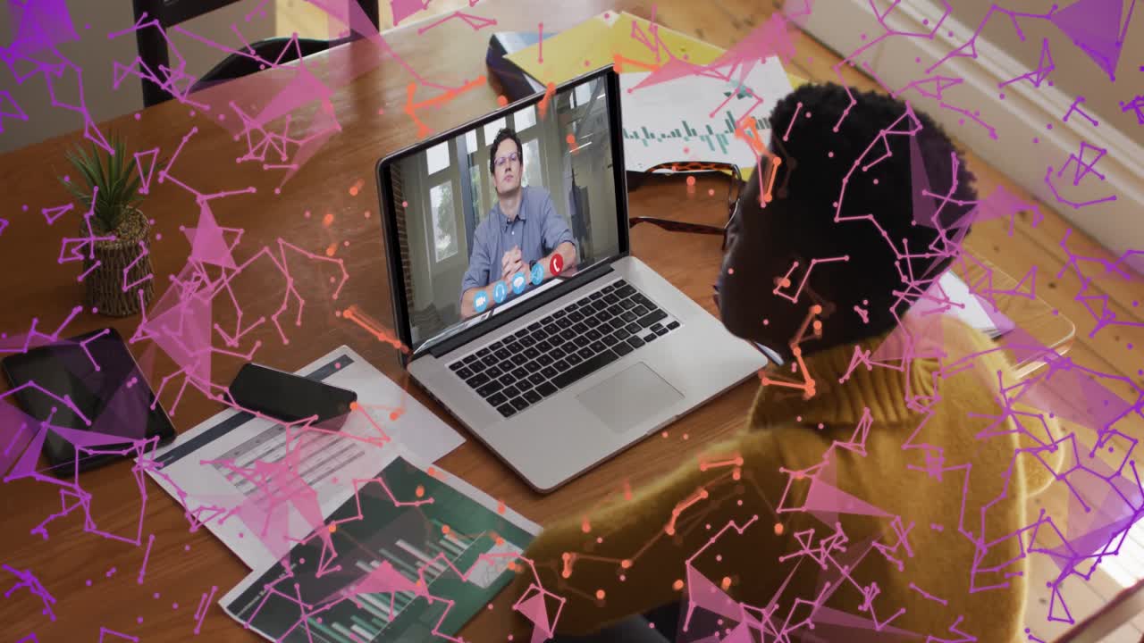 animación de la red de conexiones sobre mujer de negocios afroamericana usando portátil