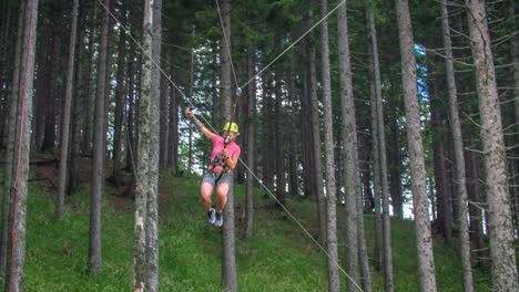 Una-Mujer-Aventurera-En-El-Parque-De-Adrenalina-Se-Balancea-En-Tirolesa-Mientras-Toma-Selfie