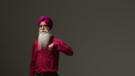 un retrato de un hombre con un turbante