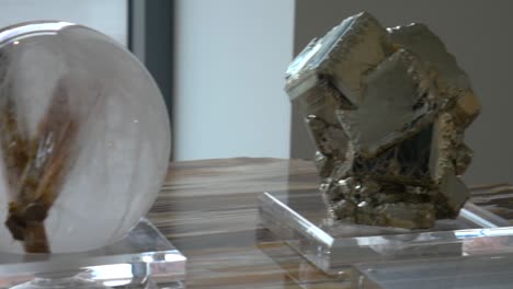muestras de roca mineral de cuarzo y pirita