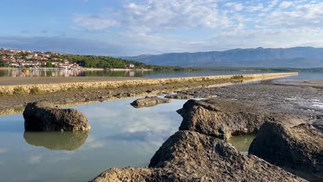 playa de barro saludable en cizici soline en la isla krk, bahía kvarner de croacia-2