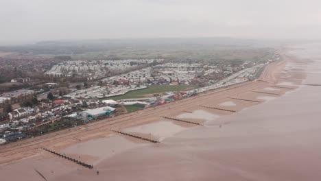 establecimiento de tomas de drones de defensas marítimas en la costa del reino unido y el parque de caravanas