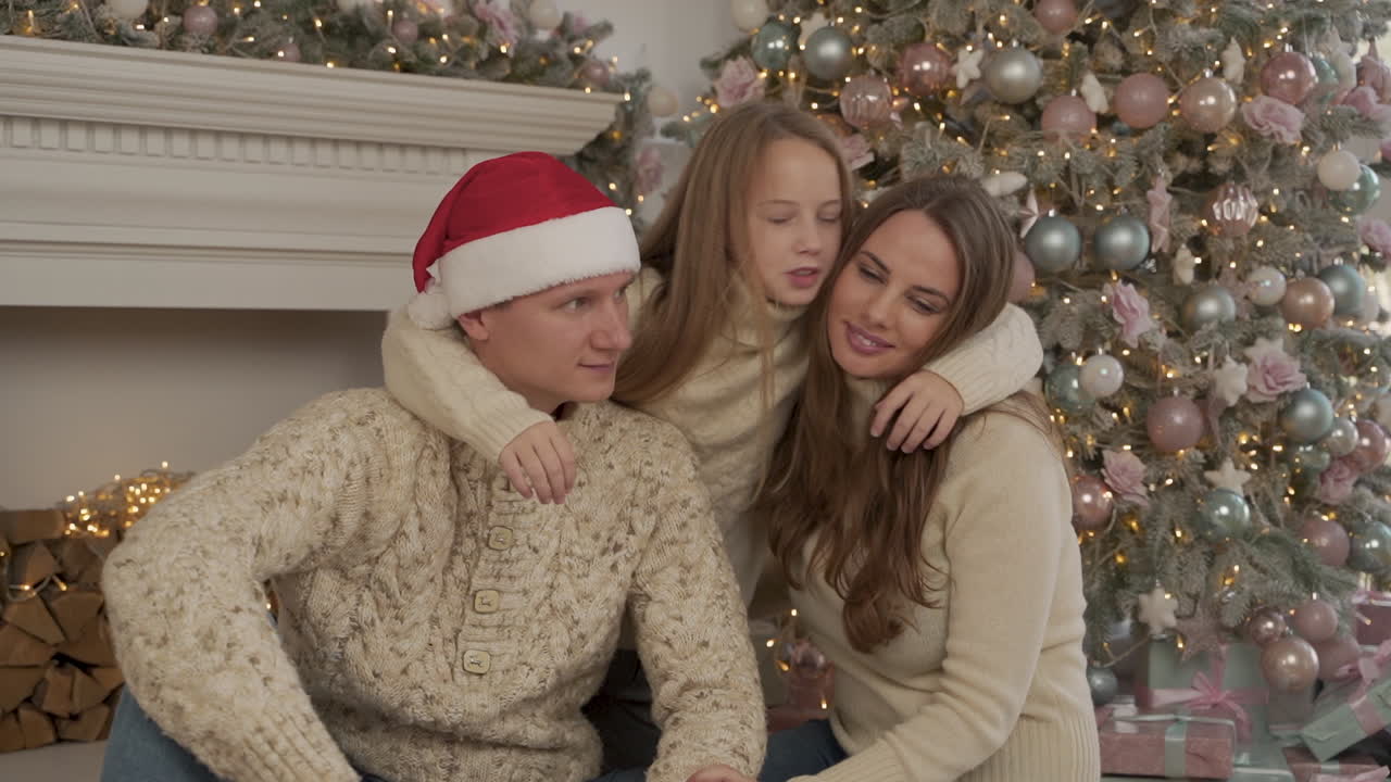 빨간 산타 모자와 함께 행복한 가족 포옹, 키스, 웃음