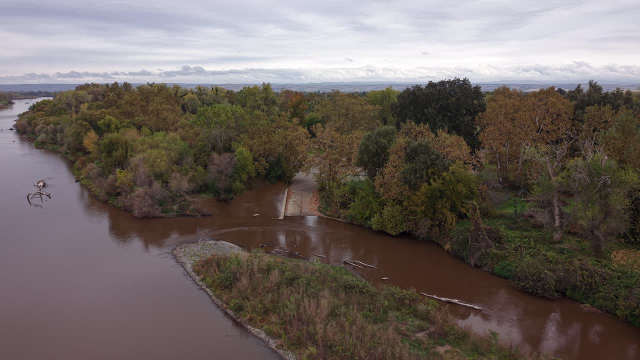 En statisk dronevisning viser Mill Creek Park blandt Sacramento-floden