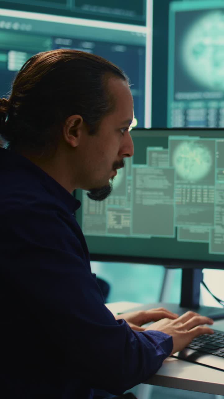 Programmatore concentrato che digita codice su più schermi di computer