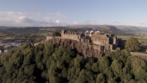 Stirling-castle-aerial-pan-and-orbital-shot-from-east-to-west,-looking-north-on-a-bright-and-sunny-day