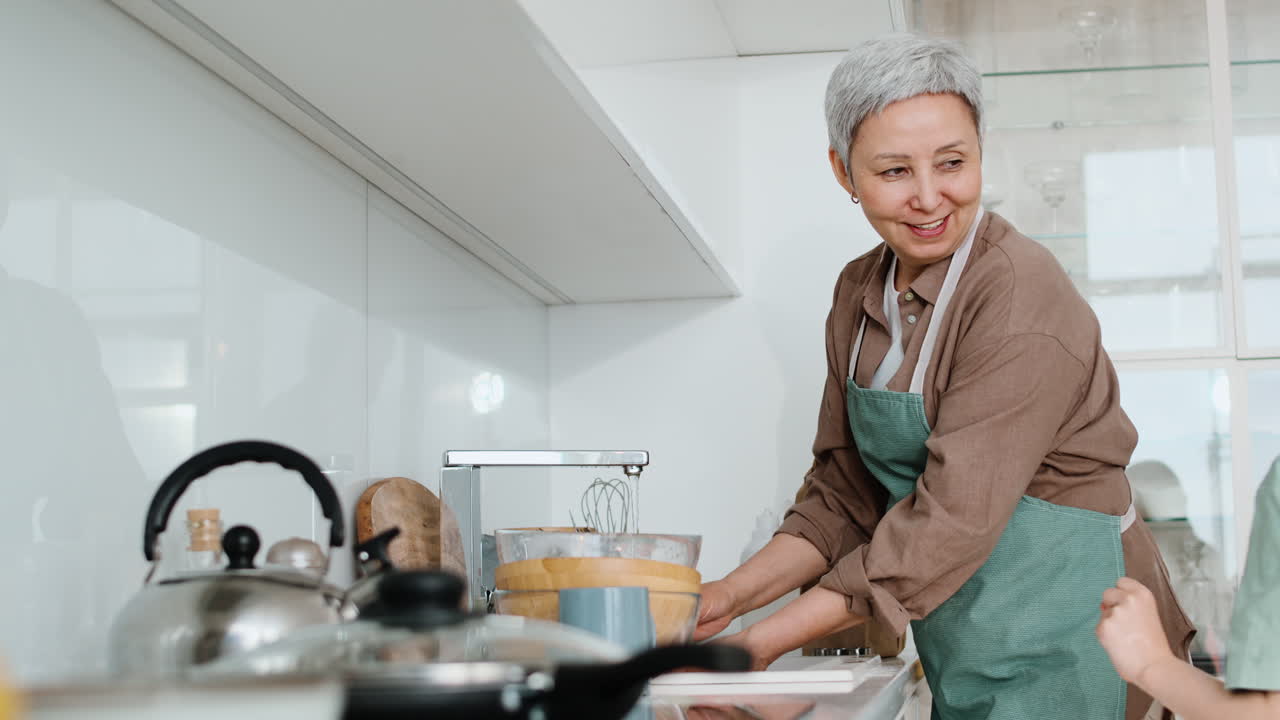 할머니와 소녀가 접시를 고 있습니다.