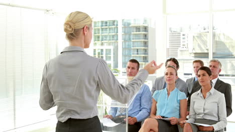 personas de negocios que mantienen el grado durante la reunión