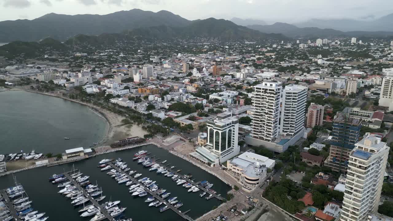 santa marta colombia vista del puerto del puerto con velero y edificio de hotel rascacielos imágenes aéreas