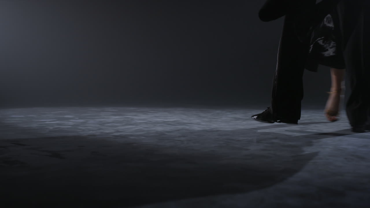 bailarines de salón, pies actuando en el escenario, pareja bailando, piernas entrenando en clase.