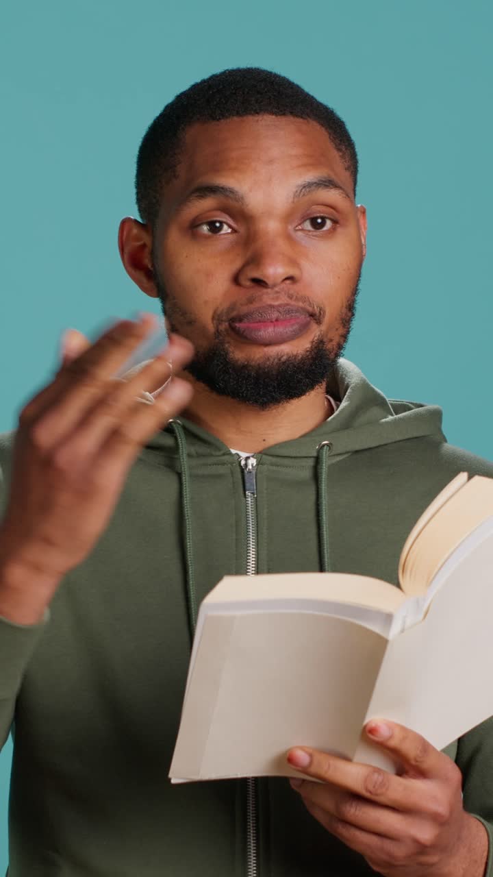 Uomo afroamericano che legge ad alta voce da un libro