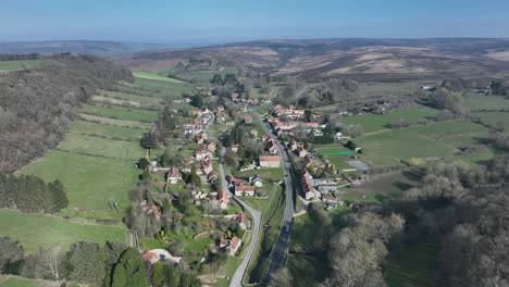 Luftaufnahmen-Von-Hutton-Le-Hole,-North-York-Moors-National-Park,-In-Richtung-Dorf-Schieben-Und-Nach-Unten-Schwenken