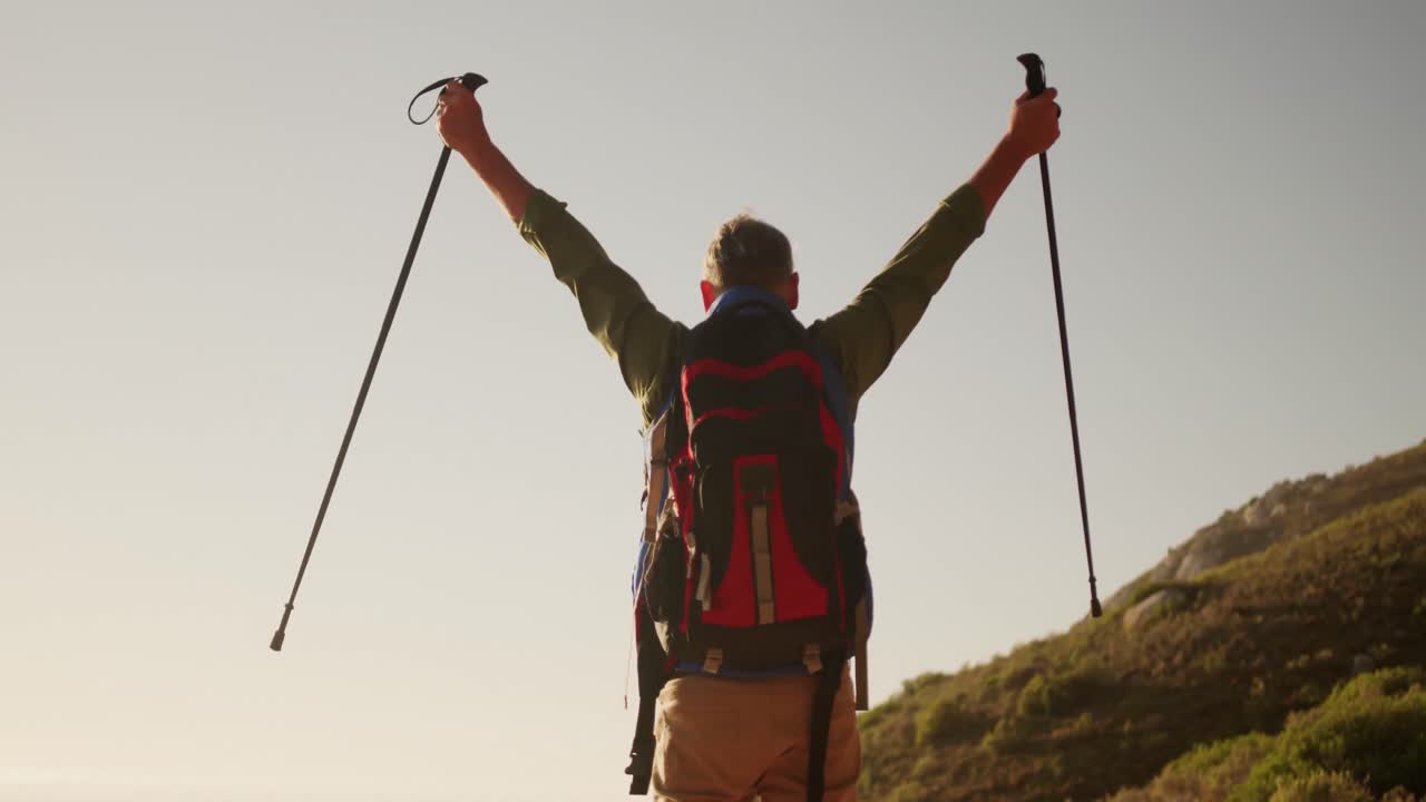 senior feliz y activo en el bosque.