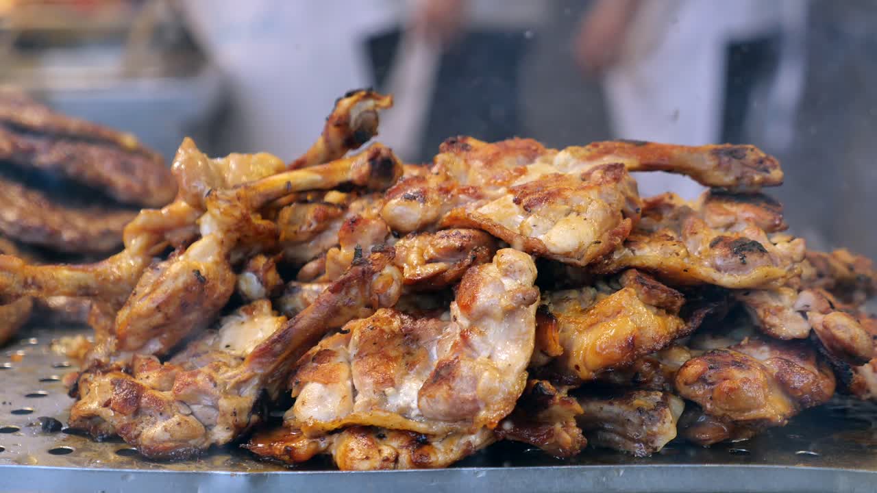 그릴 된  날개와 다리