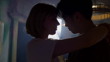 첫 데이트에서 함께 춤추고 키스하는 다양한 인종과 민족의 연인 커플의 클로즈업