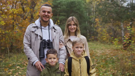 glückliche familie auf dem land