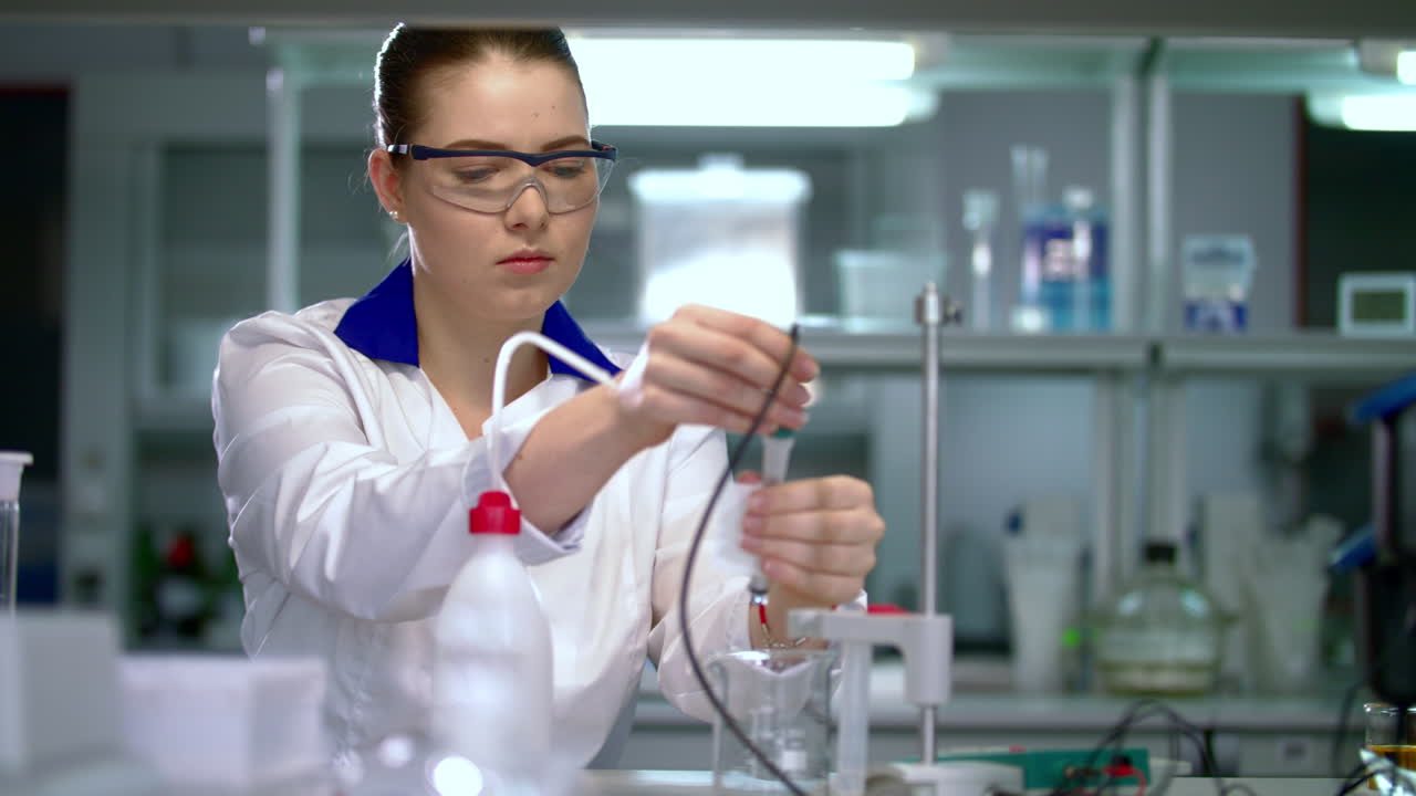 joven científico en un laboratorio médico. médico preparando equipo de laboratorio
