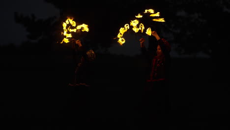 actuación de fuego poi por la noche
