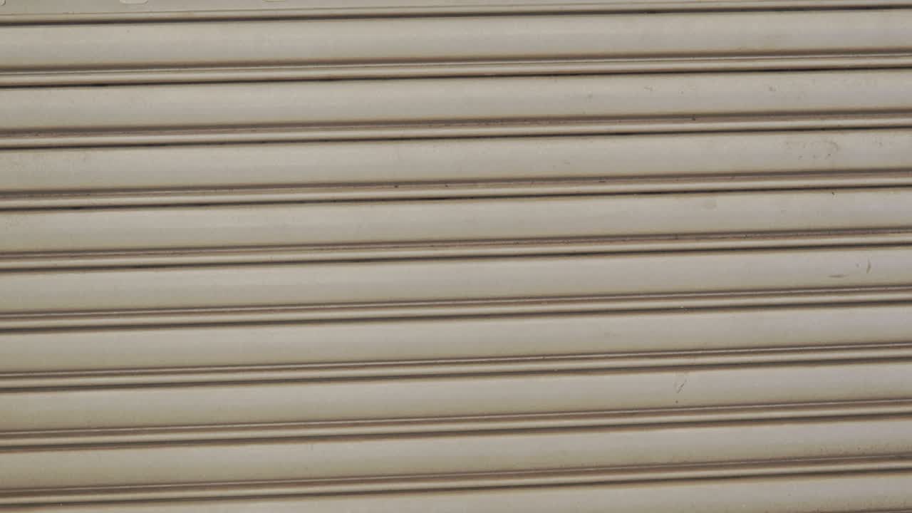 코로나19 팬데 기간 동안 쇼핑몰에서 문을 닫은 상점.