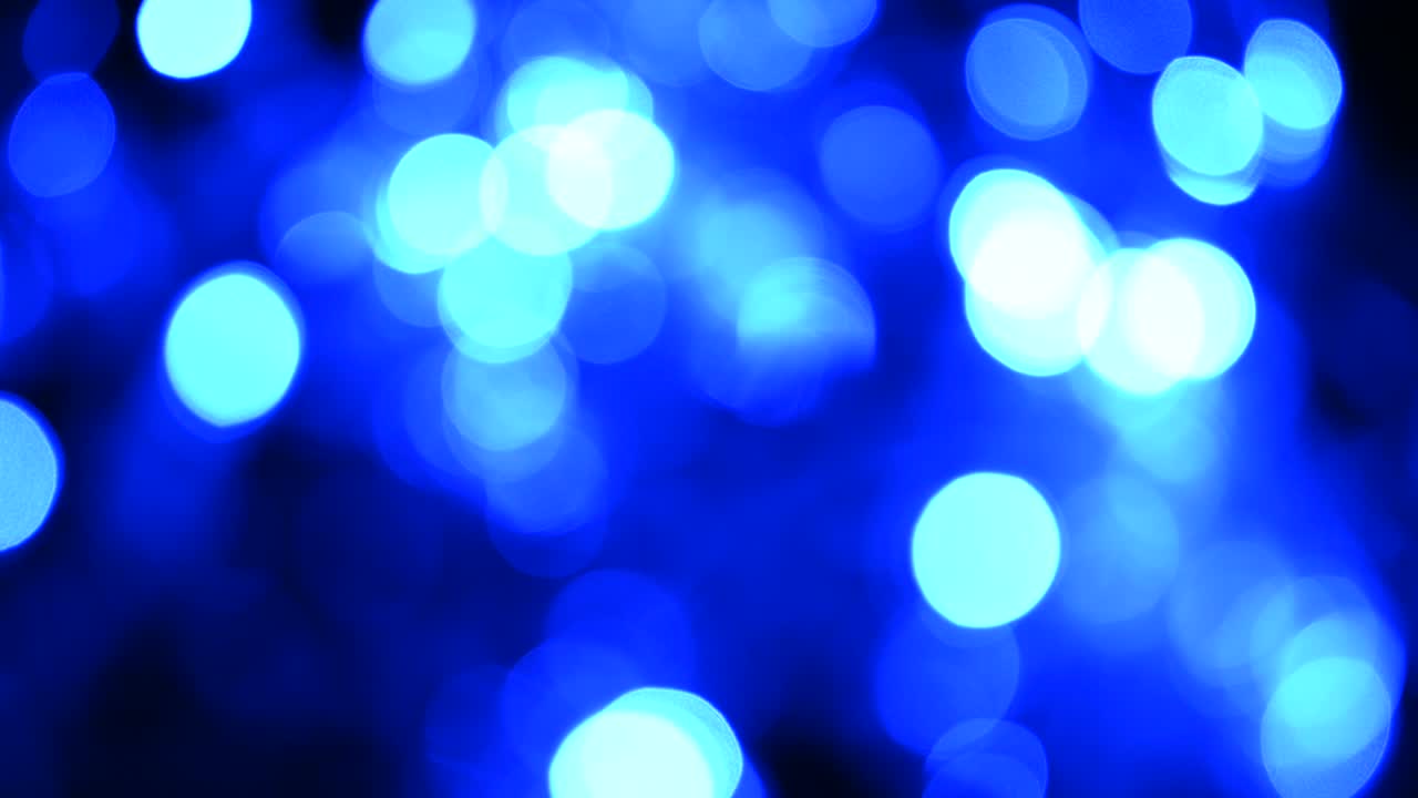 Luce bokeh 4K su sfondo scuro. Sfondo astratto con luci bokeh sfocate. Concetto di festività.