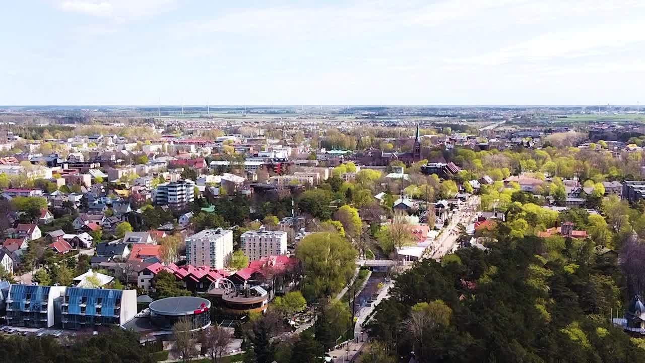 municipio tranquilo de palanga, con tejados y torre de la iglesia, vista aérea ascendente